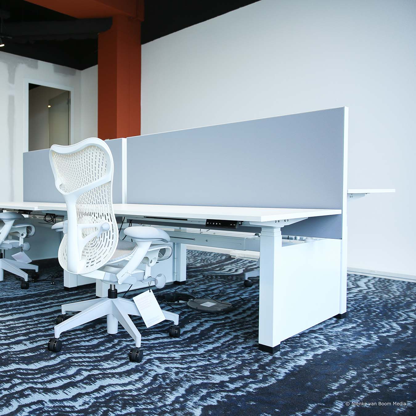 <h1>Duo <span style="color:#CF2E50;">+</span></h1><p>2 werkplekken, met gedeeld onderstel en <br>onafhankelijk in hoogte verstelbaar<br> + akoestisch scherm (veel variatie mogelijk)</p>